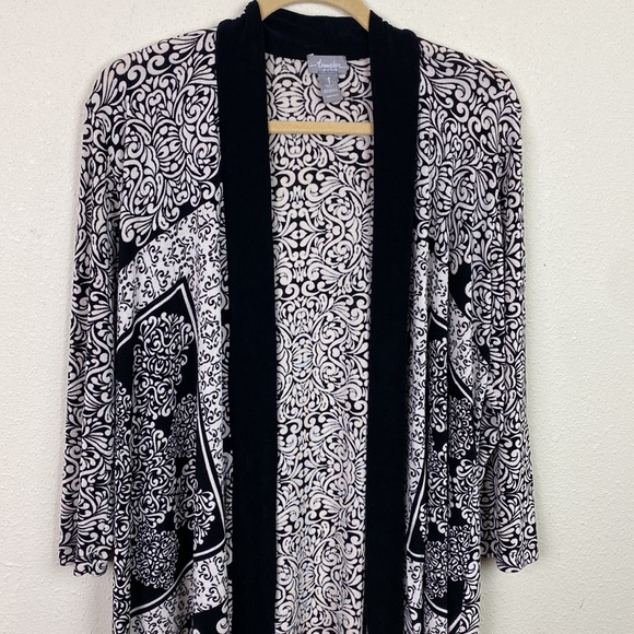 Chico's Travelers | Cream and White Patterned Open Cardigan Wrinkle Free 1 (M/8) - Picture 2 of 9